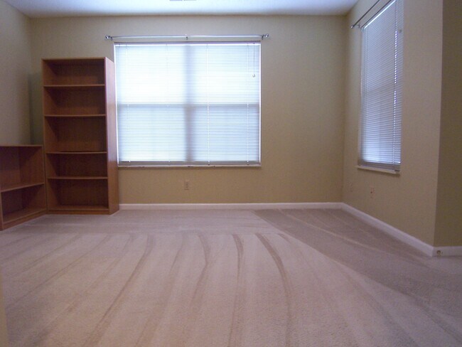 Den - 125 Fieldcrest St