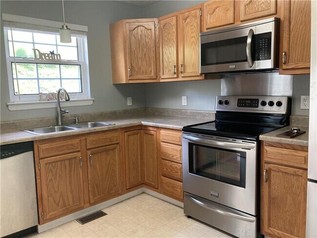 Building Photo - 3033 Ironwood Cir