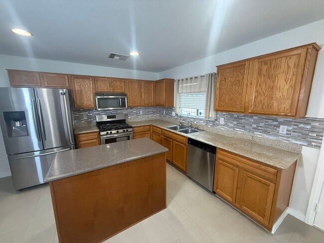 Foto del edificio - Charming home located near Nellis Blvd & Lake Mead Blvd