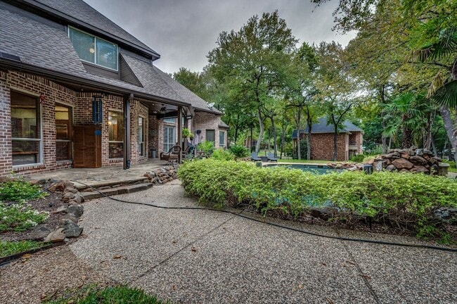 Building Photo - 100 Oak Forest Ln