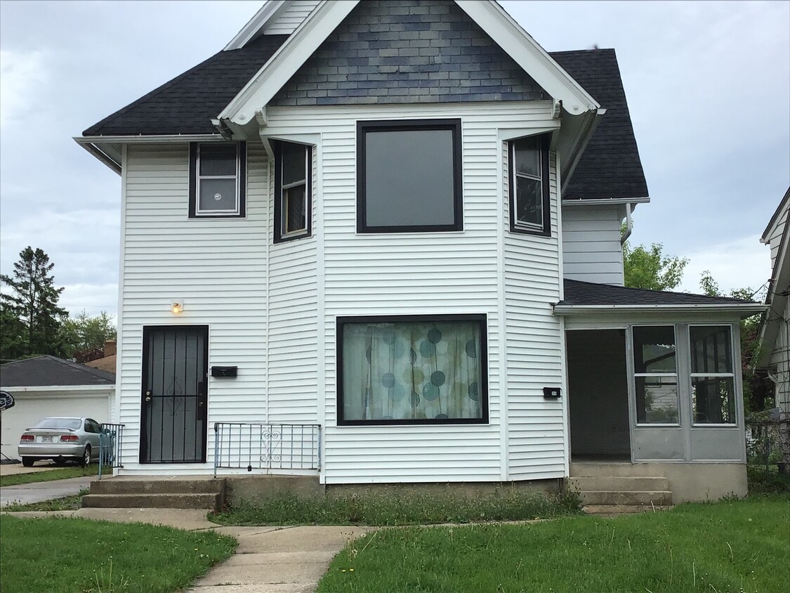 Primary Photo - 5830-32 N 84th St