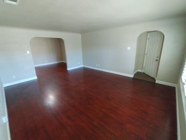 Building Photo - 404 Camellia Way