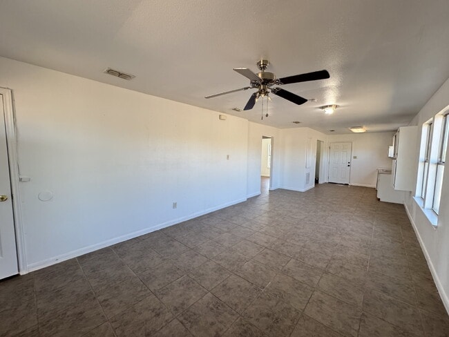 Building Photo - 2 bedroom and 1 bathroom unit ready to move in in Charlotte.