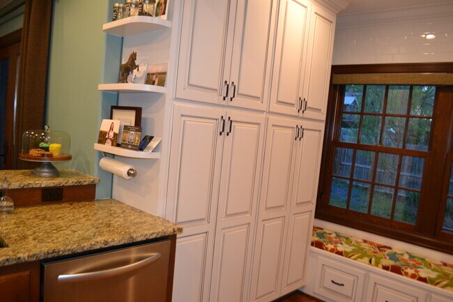 Kitchen & Pantry Storage - 5920 Poppleton Ave