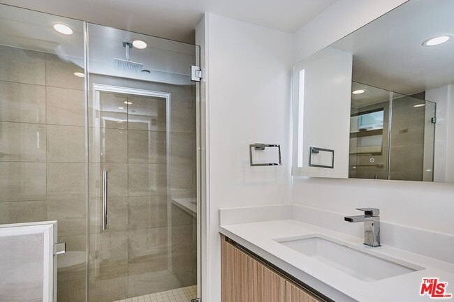Foto del edificio - 328 N Maple Dr