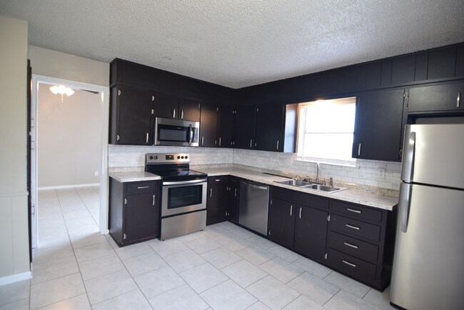 Foto del edificio - 910 Marilyn Dr