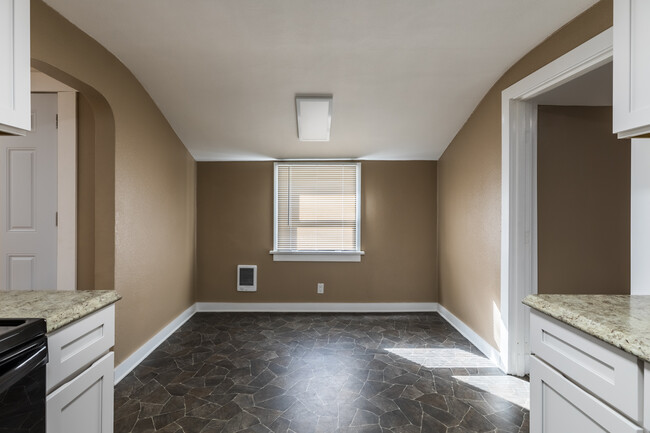 Building Photo - 484 S 18th St