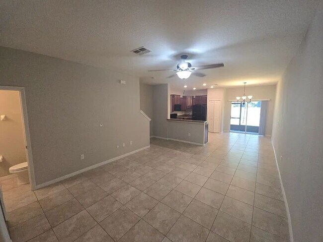 Foto del edificio - Spacious Townhome with Pond Views | 3BR + Loft + Screened Patio
