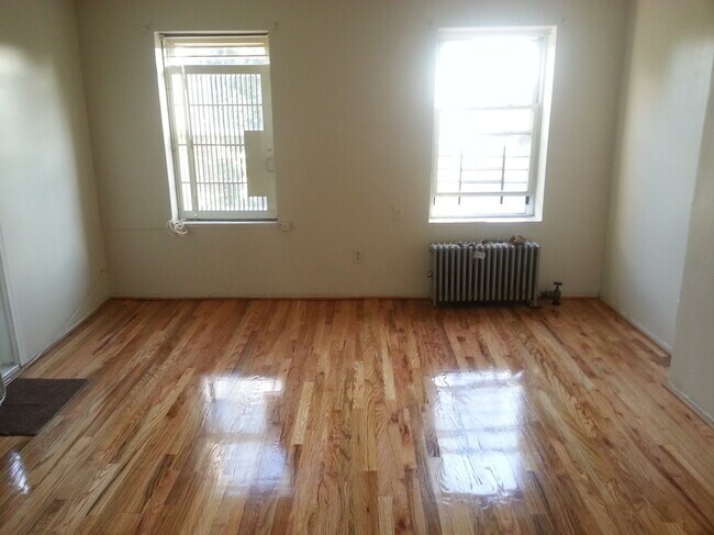 Building Photo - 445 Putnam Ave