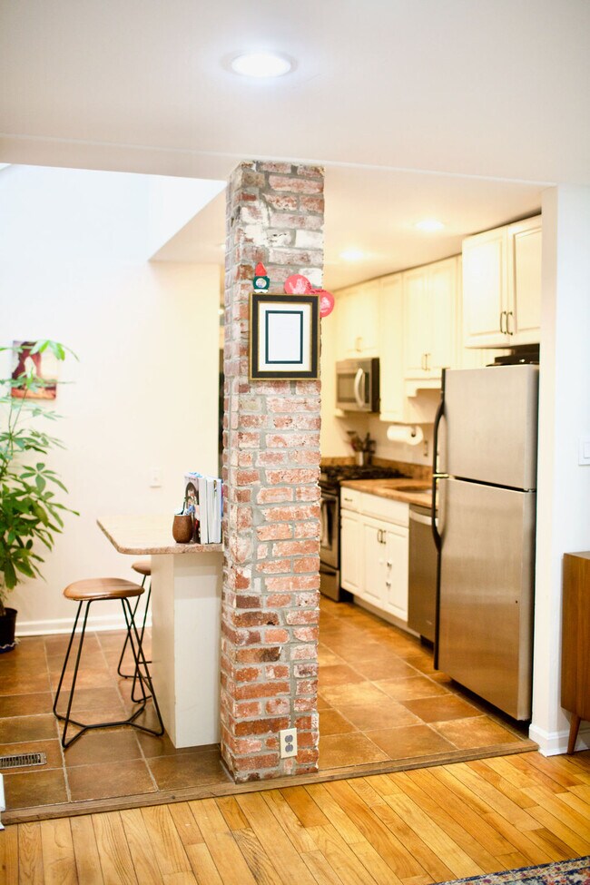 Building Photo - 604 14th Pl NE