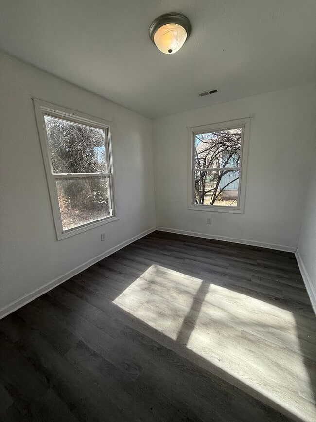 Building Photo - Rent  this AMAZING South East Side Recently Remodeled 3 Bedroom 2 Bath!