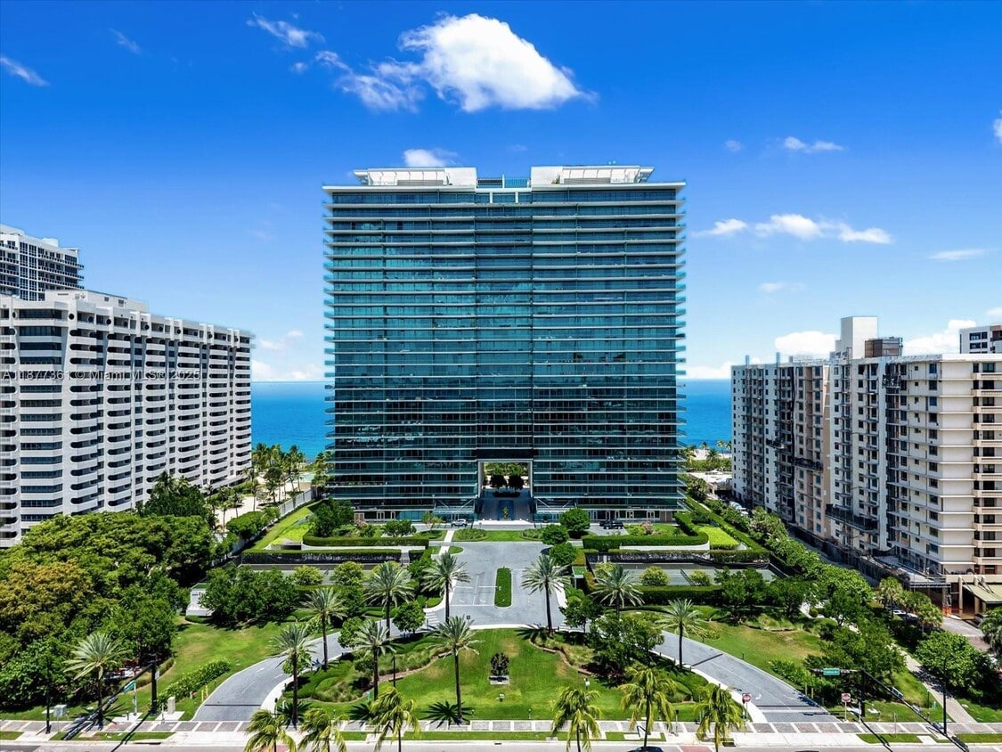 Foto principal - 10201 Collins Ave