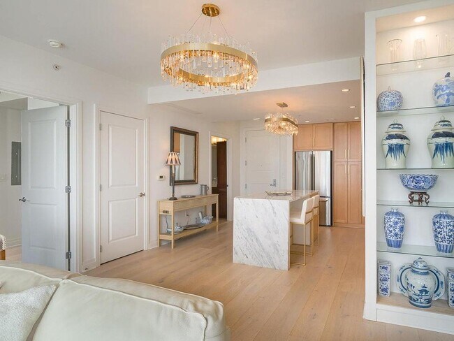 Foto del edificio - 8220 Crestwood Heights Dr