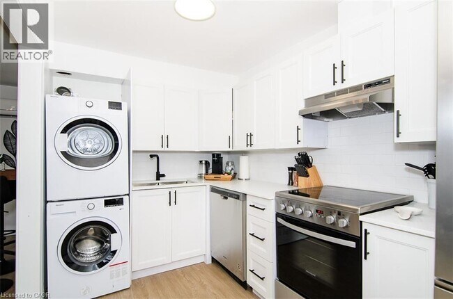 Photo du bâtiment - 249 Emerald St N