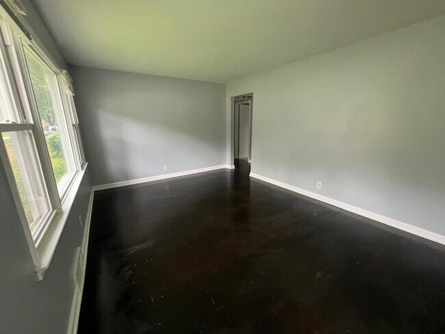 Foto del edificio - Gorgeous THREE bedroom home with one bath, AVAILABLE NOW!  Passed all inspections!  Gated back ya...