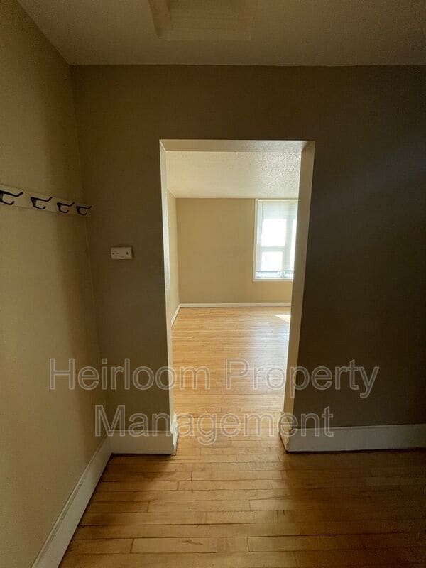 Foto del edificio - 327 W 4th St