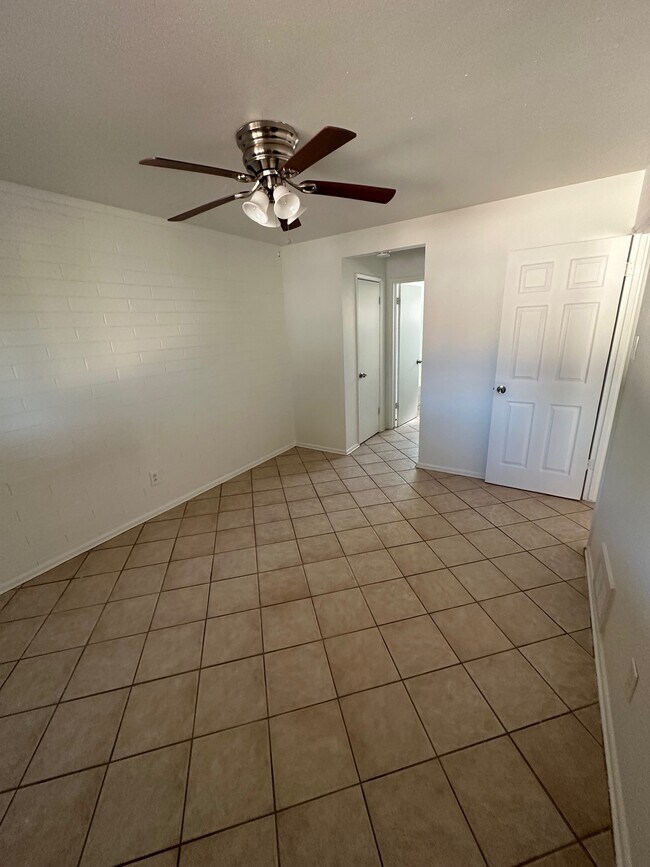 Building Photo - 2113 E Osborn Rd