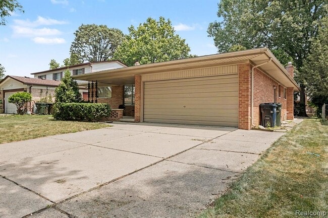 Building Photo - 35656 Saxony Dr