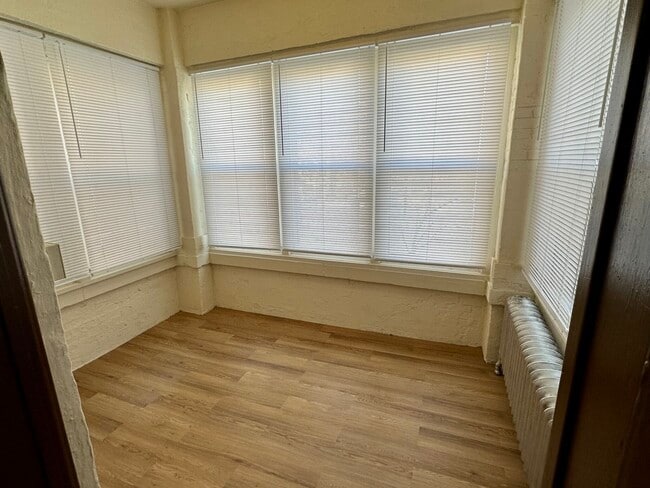 Foto del edificio - 857 W Lawrence Ave