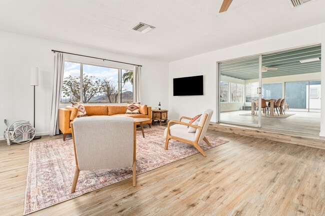 Building Photo - 6692 Valley View Dr