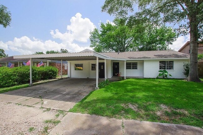 Foto del edificio - 4205 Ember Ln