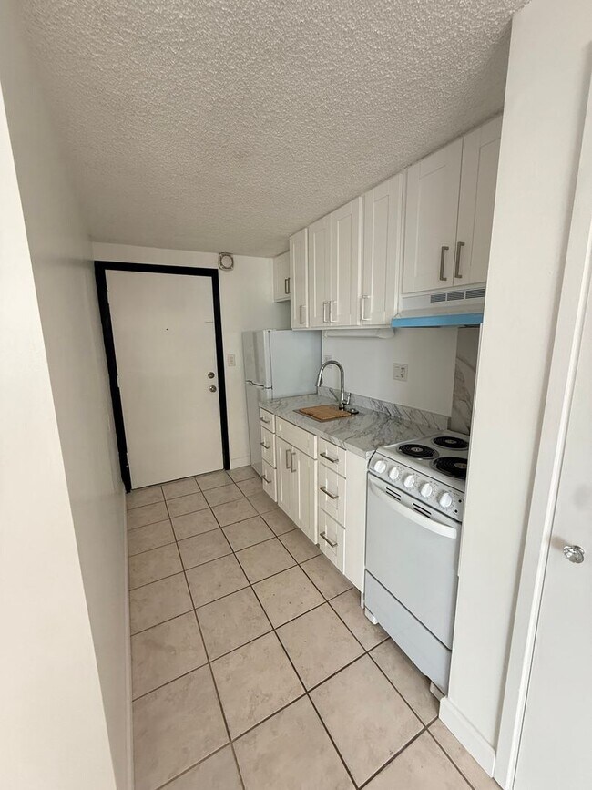 Building Photo - Studio w/ Parking For Rent – Convenient Urban Living in the Heart of Honolulu
