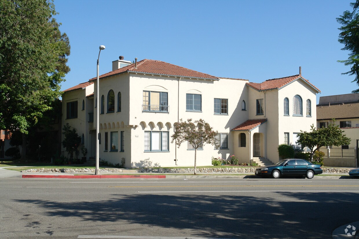 Foto principal - 222 N Chevy Chase Dr
