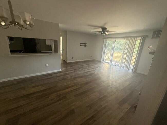 Foto del edificio - 215 Hickory Ct