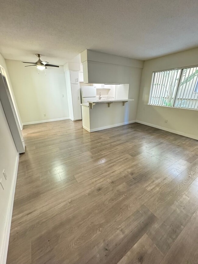 Building Photo - Beautifully Renovated Apartment in Redondo...