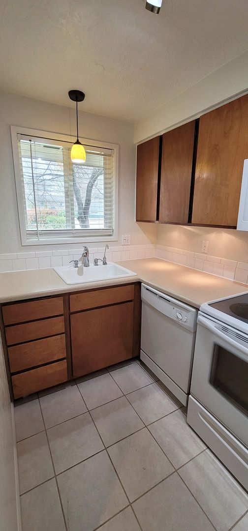 Building Photo - Spacious & Modern Townhouse