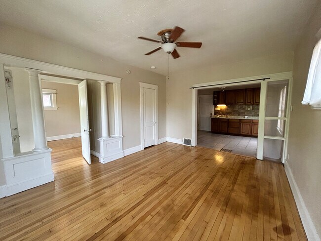 Building Photo - 1566 Ridgewood Ave
