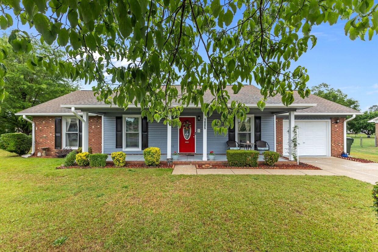 Foto principal - Updated 3 Bed, 2 Bath Home with Fenced Yard