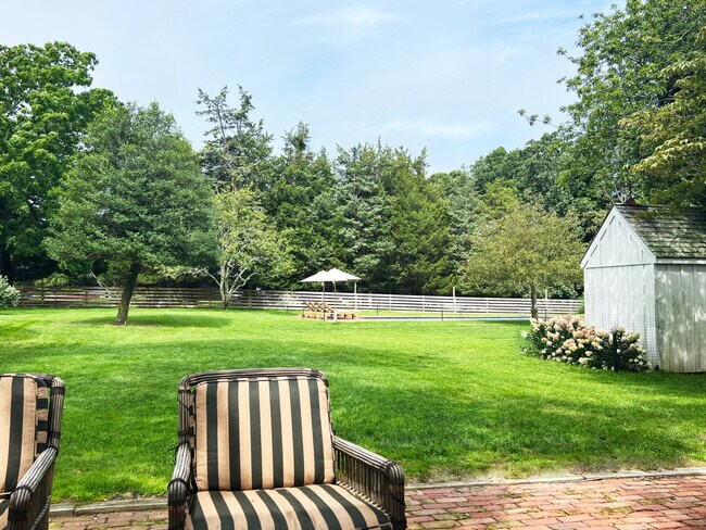 Foto del edificio - 791 Springs Fireplace Rd