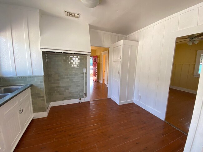 Building Photo - 620 N Garfield Ave