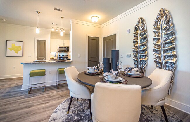 Área de comedor con piso de superficie dura - Avalon Frisco