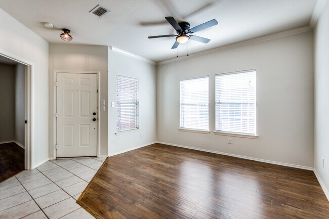 Foto del edificio - 5121 Timber Park Dr