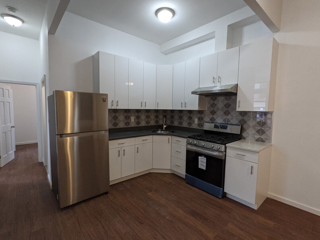 Primary Photo - 711 Evergreen Ave