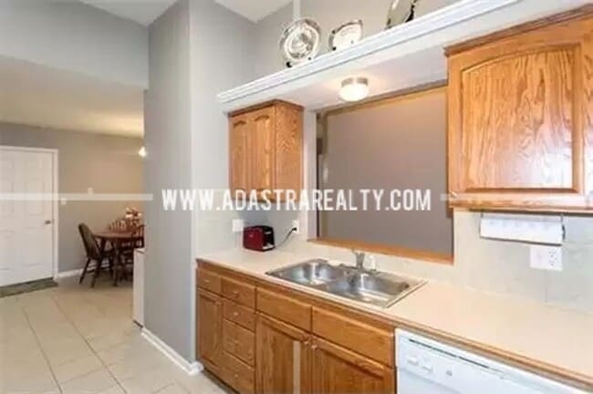 Building Photo - Spacious Maintenance Free Townhome in Gard...