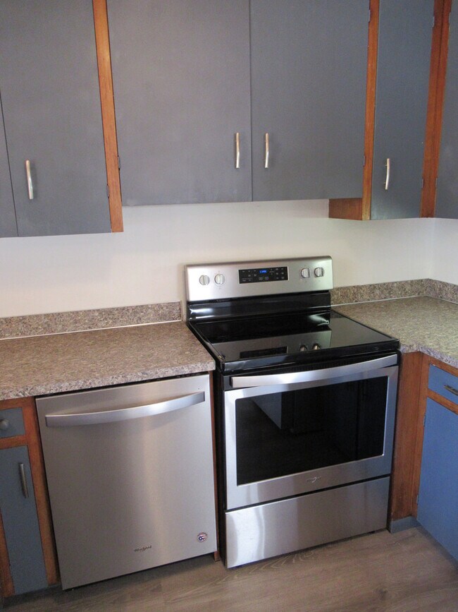 Building Photo - Three Bedroom Home in South Salem