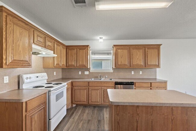 Building Photo - 1609 Paint Brush Dr