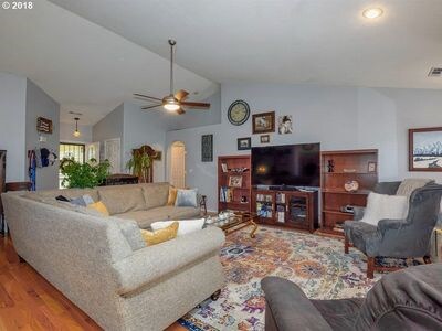 Living Area - 16314 NE 81st St