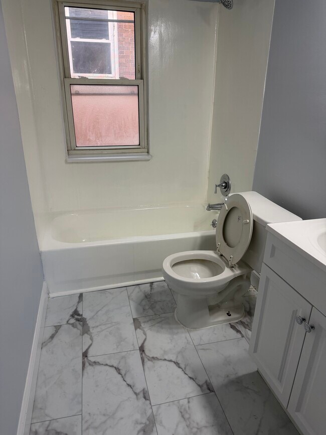 Foto del edificio - 3426 Woodburn Ave