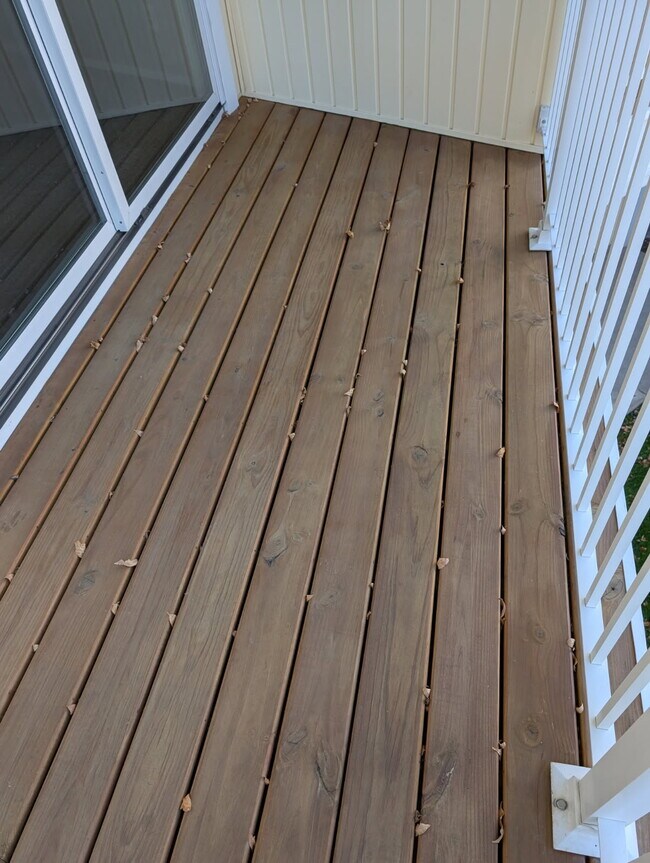 Nuevas tablas de cubierta - 122 Demont Avenue East