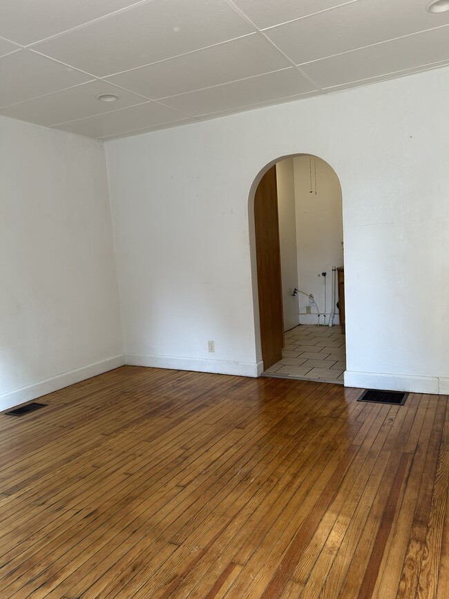 Building Photo - 1415 E 34th St