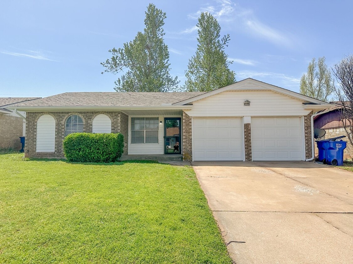 Primary Photo - Beautiful 3 Bedroom - 1.5 Bathroom in Must...