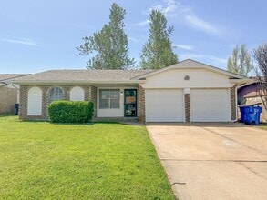 Building Photo - 320 E Hillcrest Ln