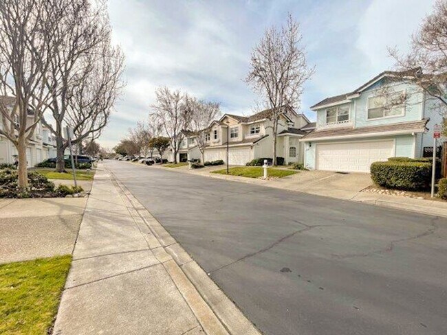 Building Photo - Stylish and comfortable 2 bedroom 2.5 bath...
