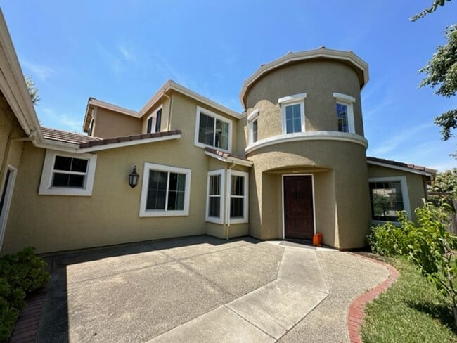 Building Photo - Luxury home with 5 bedrooms/3.5 bathrooms ...