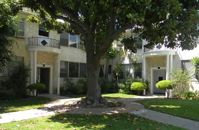 Building Photo - 2503 N Beachwood Dr