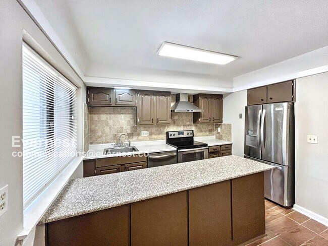 Building Photo - 6563 Poplar Woods Cir S